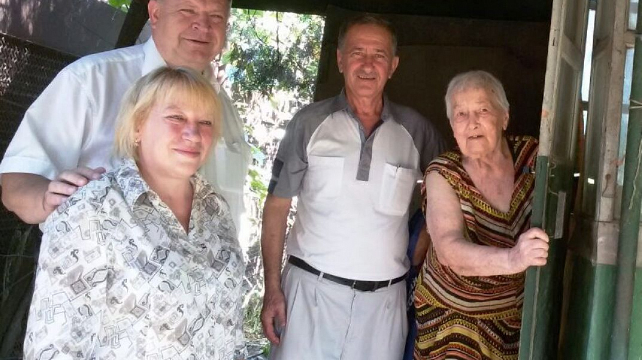 Во дворе частного дома участницы Великой Отечественной Войны прошел субботник