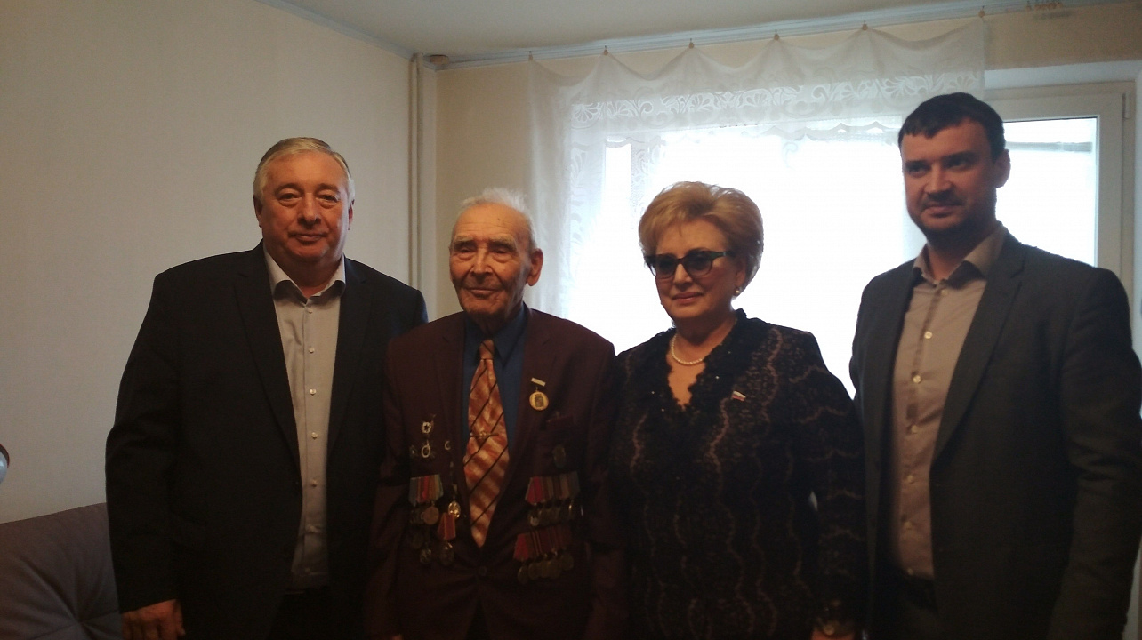 Председатель Городской Думы Краснодара и глава администрации Карасунского округа поздравили ветерана Николая Литвина с 76-й годовщиной освобождения Краснодара