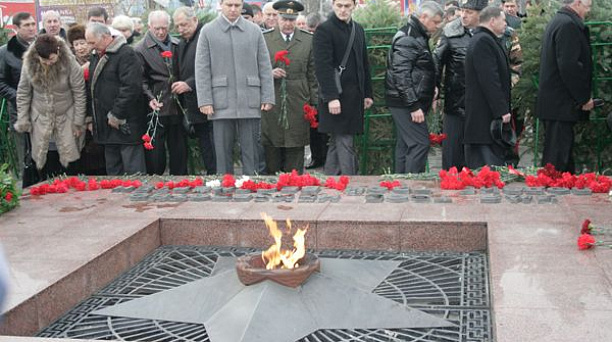 Владимир Евланов принял участие в торжественной церемонии возложения венков и цветов к вечному огню