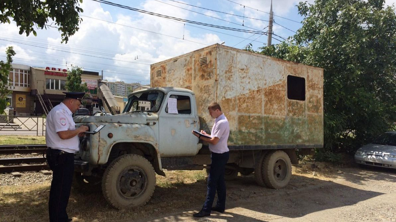 В Западном округе прошел мониторинг улиц с целью выявления и уборки транспортных средств, брошенных собственниками
