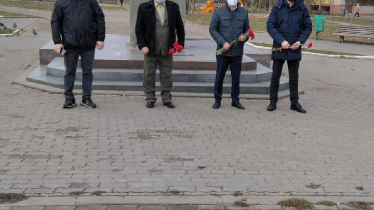 Сегодня глава администрации Прикубанского округа Александр Журавлев возложил цветы у могилы Неизвестного летчику по улице Совхозной