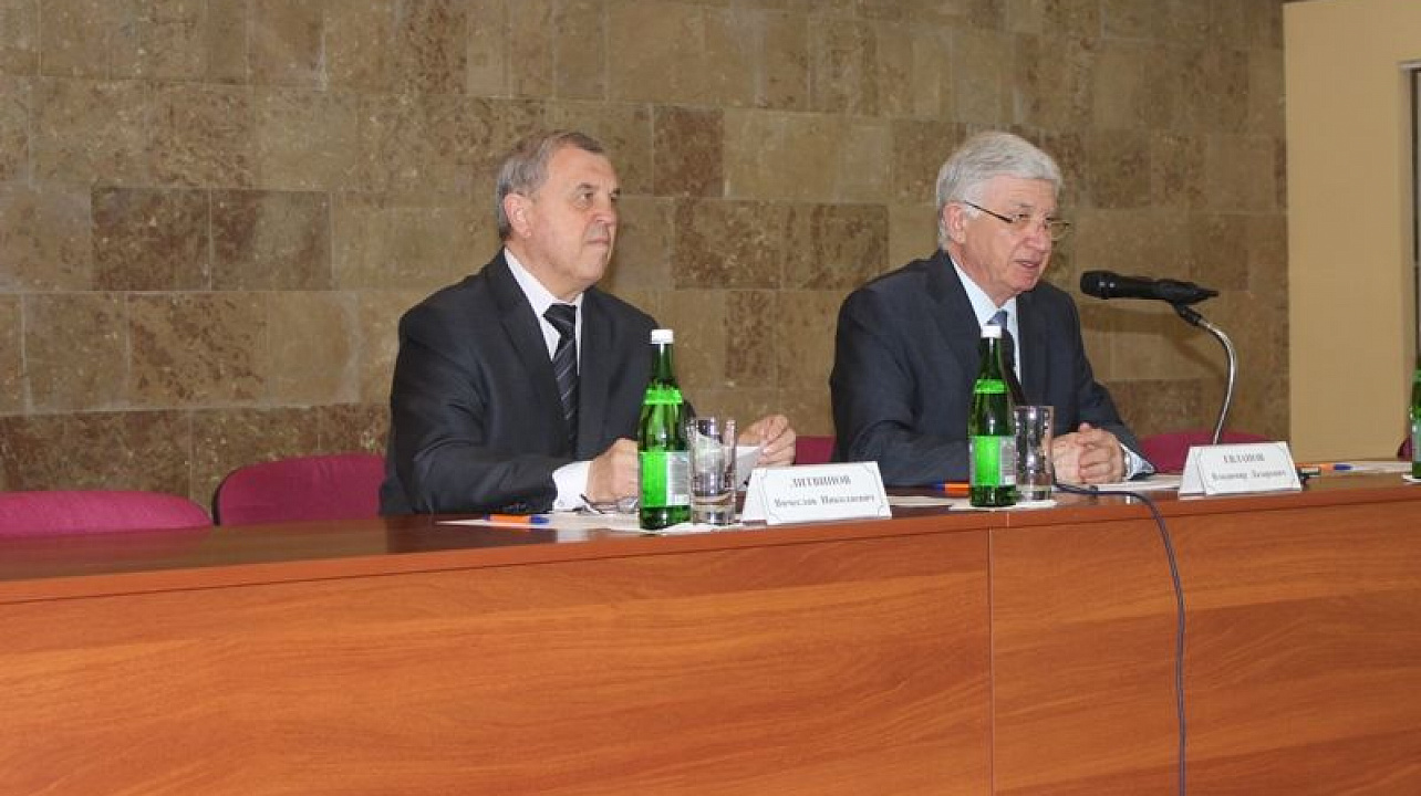 Глава города Краснодара Владимир Евланов встретился с председателями органов ТОС Центрального округа