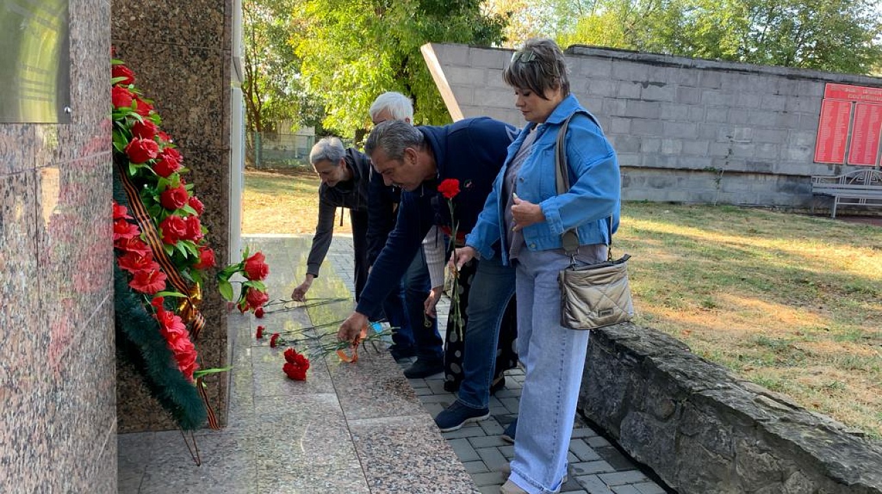 В Прикубанском округе прошли возложения цветов у памятников и захоронений освободителей Кубани к 80-ой годовщине освобождения края от немецко-фашистских захватчиков