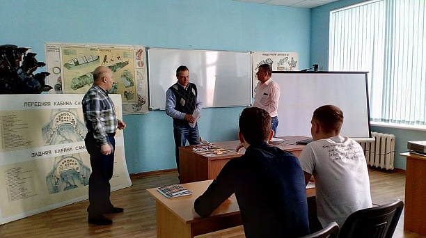 Школьники Западного округа побывали на курсах начальной летной подготовки