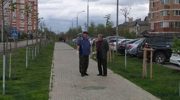 Чернобыльцы Прикубанского округа провели субботник на аллее Памяти чернобыльцев в Фестивальном микрорайоне