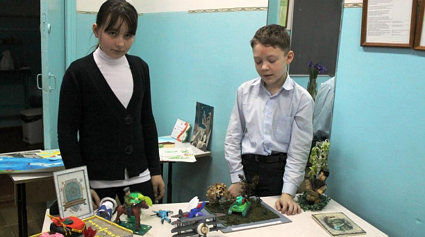 В МБОУ СОШ №77 оформили выставку рисунков школьников