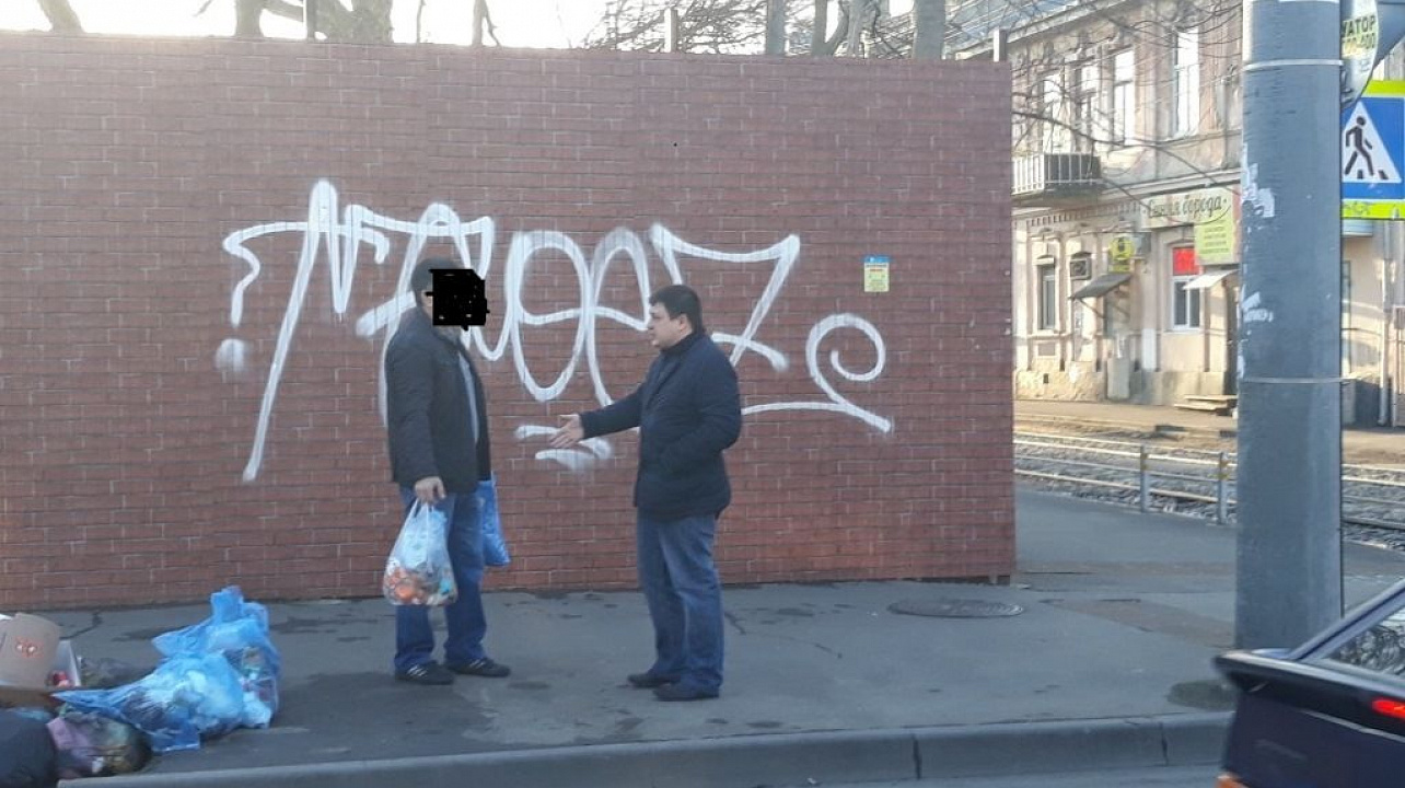 На углу улиц Рашпилевской и Горького организовано ежедневное дежурство с целью предупреждения стихийной свалки мусора