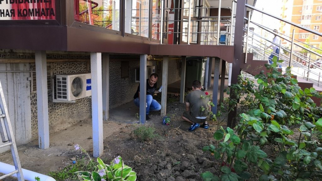 В Западном округе  приведена в порядок территория у  мемориала В.А. Посадскому