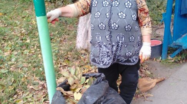 В Индустриальном убрали жухлую листву