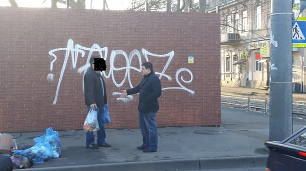 На углу улиц Рашпилевской и Горького организовано ежедневное дежурство с целью предупреждения стихийной свалки мусора