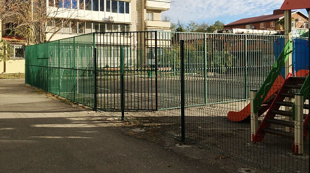 В Западном округе установили ограждения на детских площадках