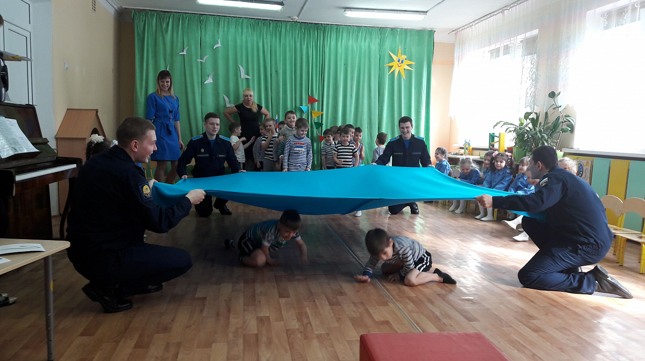 Воспитанники детского сада Западного округа встретились с курсантами авиационного училища