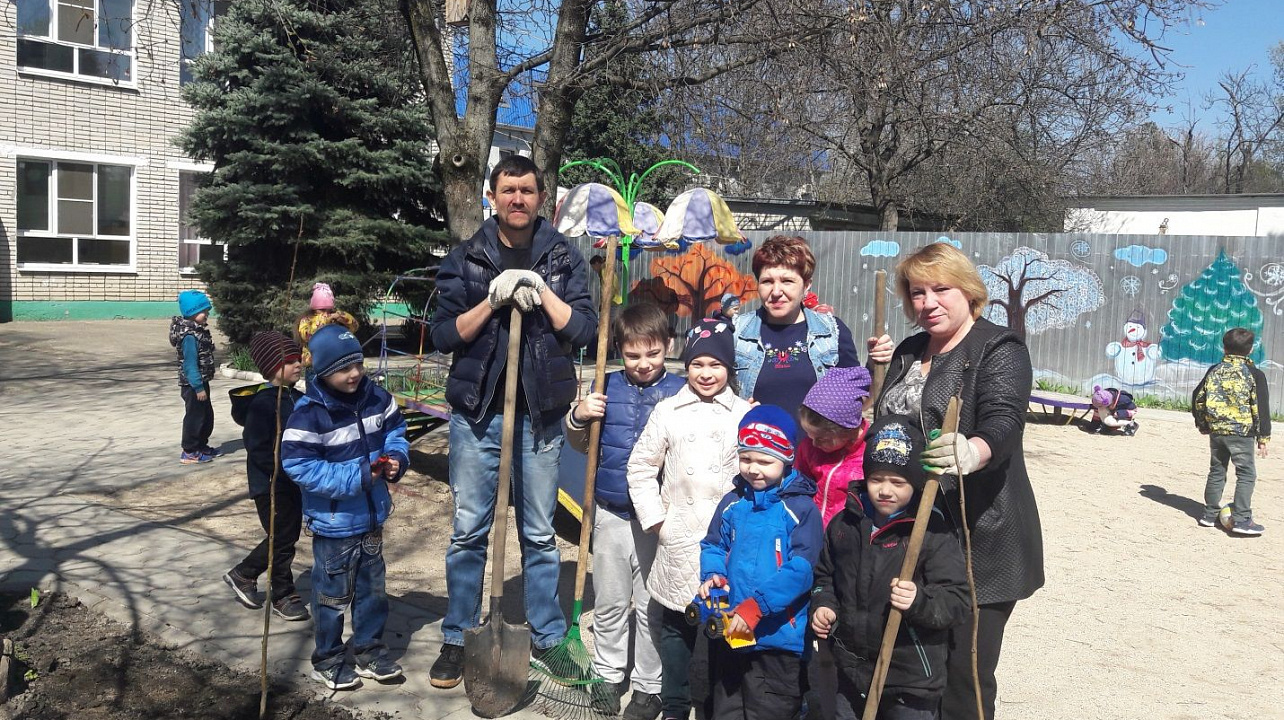 В детском саду Западного округа состоялась посадка деревьев с участием депутата городской Думы