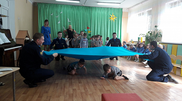 Воспитанники детского сада Западного округа встретились с курсантами авиационного училища