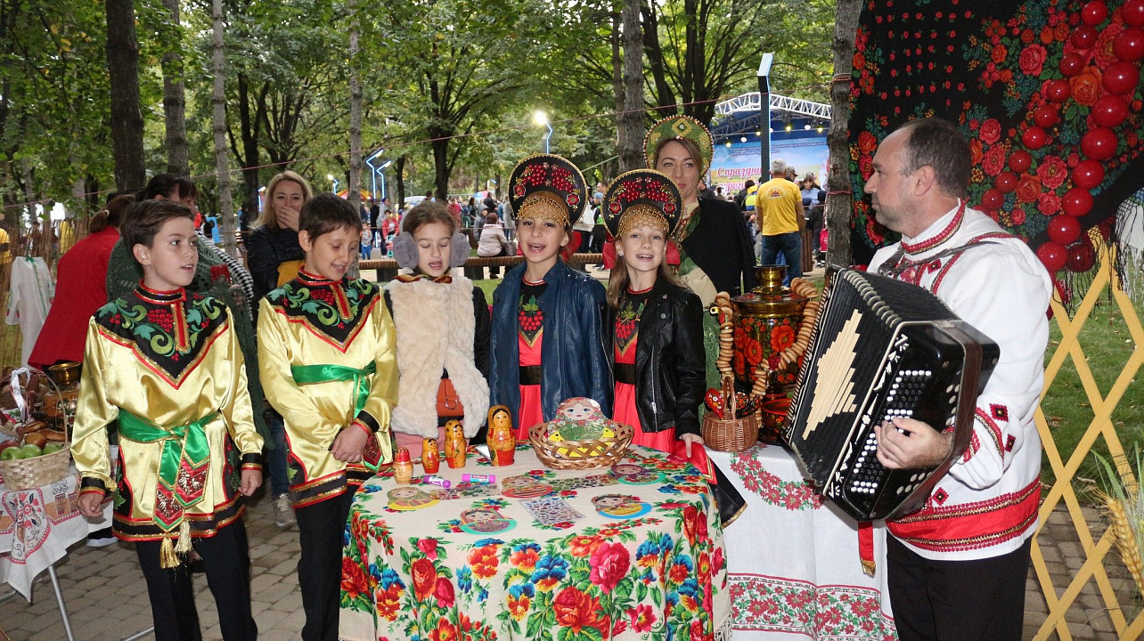 В день города глава Прикубанского округа Александр Журавлев наградил жителей округа за достижения и посетил выставку национальных культур