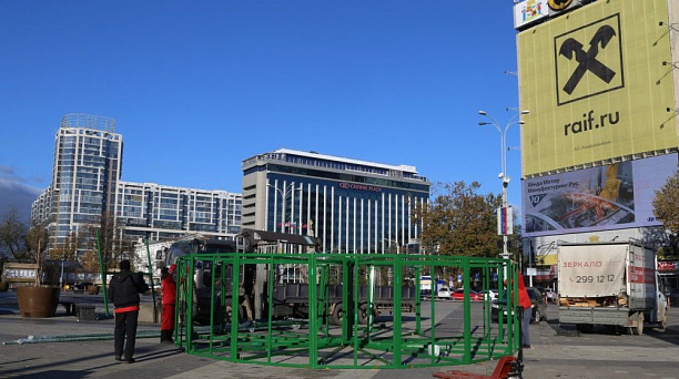 В Краснодаре начали устанавливать главную городскую ёлку