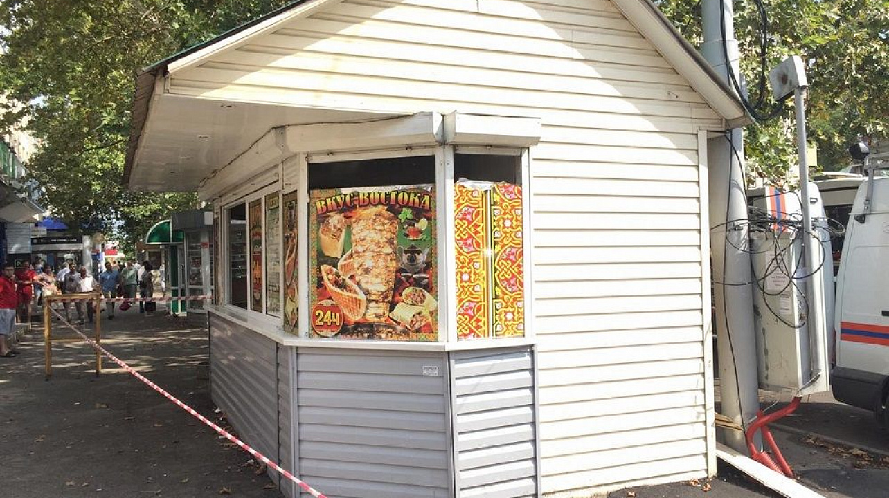 В центре Краснодара сносят очередной незаконный торговый павильон