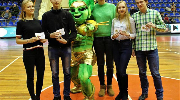 Юным краснодарцам вручили знаки отличия ГТО во время гандбольного матча