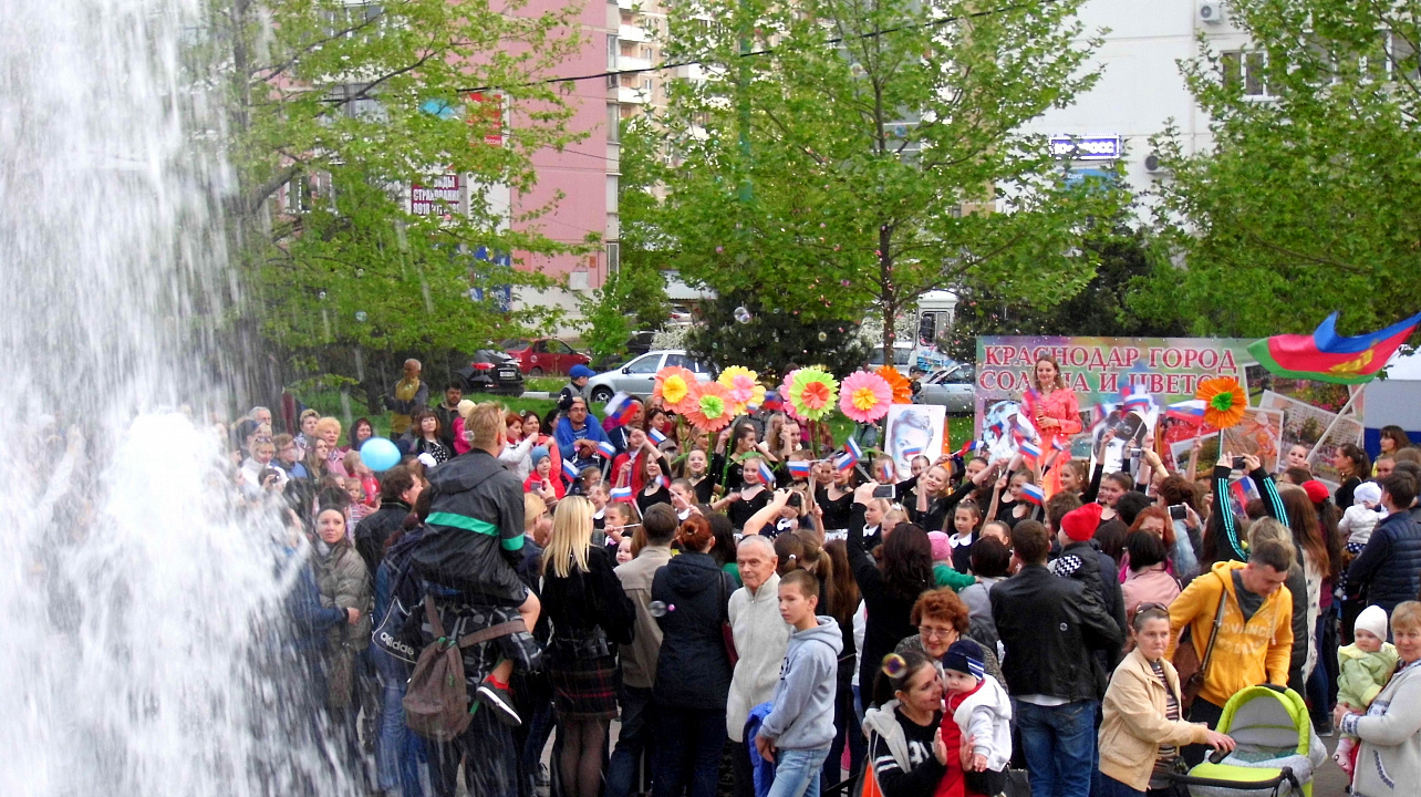 Торжественный запуск фонтана в Юбилейном микрорайоне отметили красочной театрализованной программой