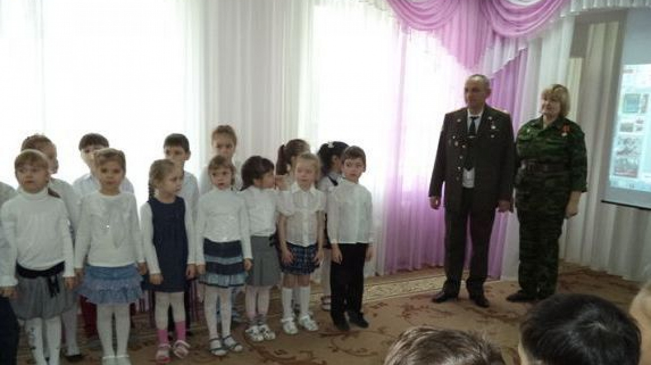Воспитанники детского сада № 57 пообщались с ветеранами Российской Армии.JPG