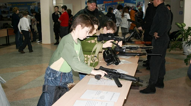 В прикубанской школе №100 прошла выставка оружия армейских спецподразделений