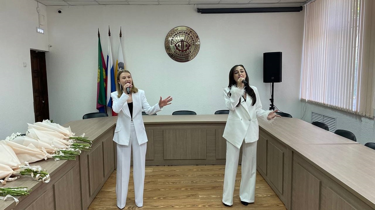 Сегодня в Прикубанском округе памятными знаками Законодательного Собрания Краснодарского края наградили председателей ТОС за активное участие в общественной жизни города