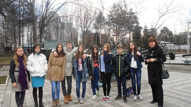 Восьмиклассники школы №63 познакомились в боевой техникой Великой Отечественной войны