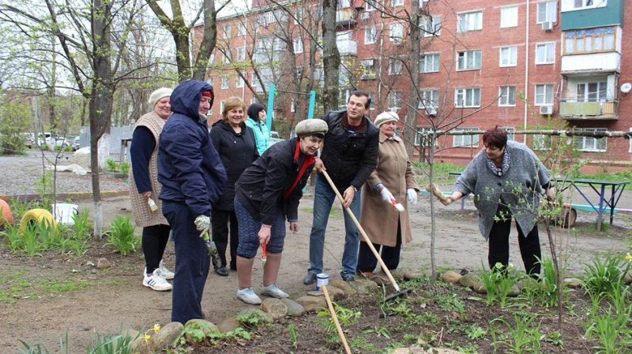 Более 3 тысяч общественников вышли на Всекубанский субботник