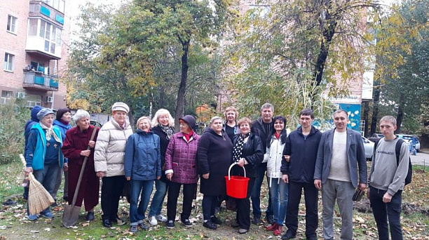 В Центральном округе продолжают высаживать деревья и кустарники