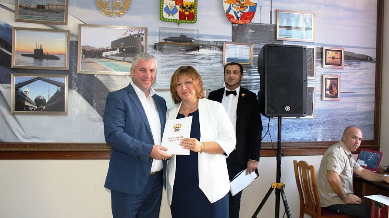 Педагоги Западного округа принимают поздравления с профессиональным праздником