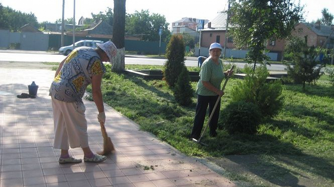 Общественники Прикубанского округа навели порядок в сквере Памяти по улице Российской