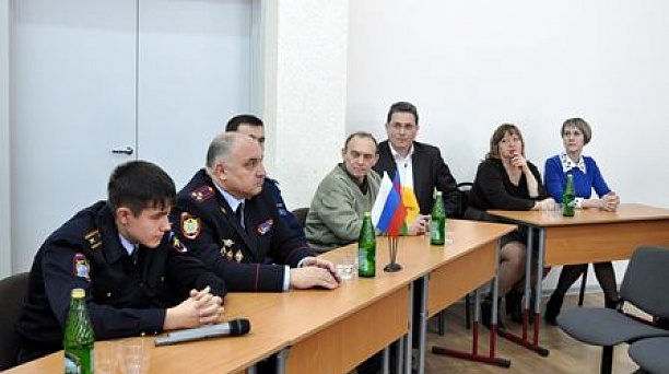 В конференц-зале МБОУ СОШ № 98 прошло заседание дискуссионного клуба «Есть такая профессия – Родину защищать!»