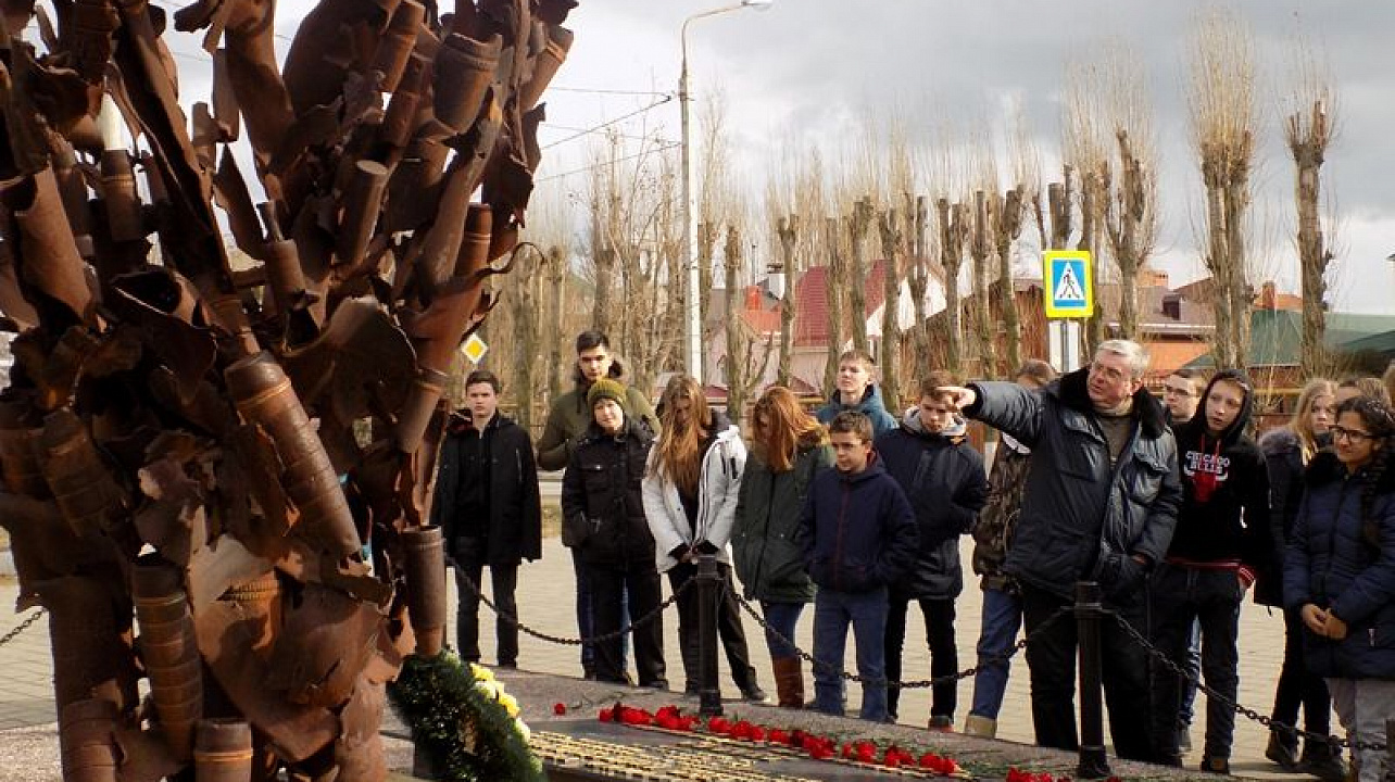 Школьники Центрального округа приняли участие в патриотической акции «Белые чайки»