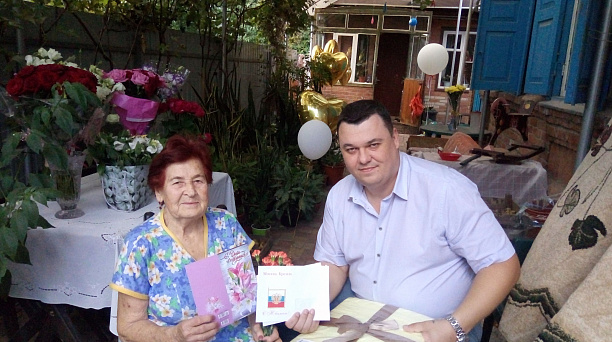 Депутат городской Думы Дмитрий Оберемченко поздравил с 90-летием ветерана войны Ольгу Зозуля
