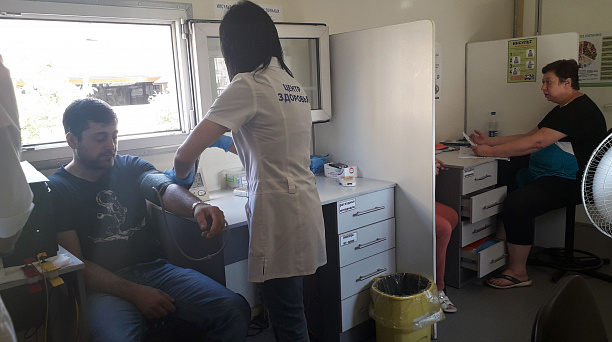 Жители Российского обследовали здоровье и ознакомились с вакансиями