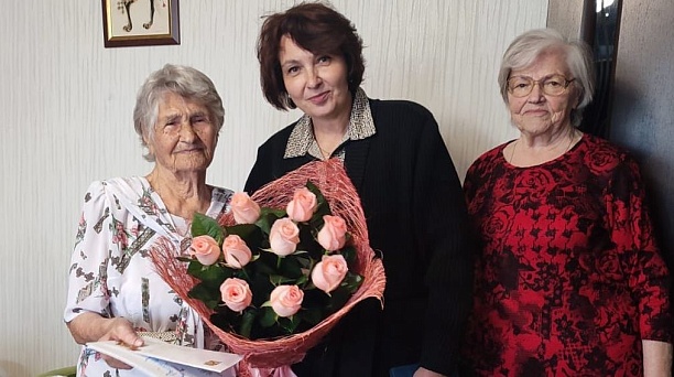 Глава администрации Центрального округа Елена Малова поздравила труженицу тыла Клавдию Антоновну Шендрик со 100-летним юбилеем