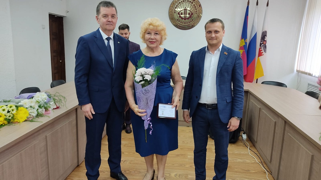 В администрации Прикубанского округа памятными медалями «За активное участие в территориальном общественном самоуправлении» наградили отличившихся общественников