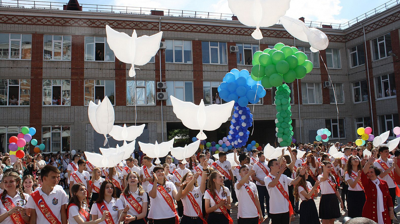 В школах Западного округа прозвенел последний звонок