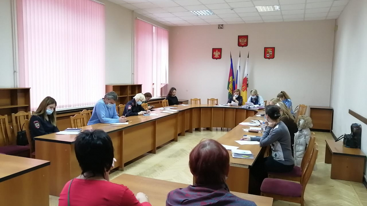 В Западном округе состоялось итоговое заседание комиссии по делам несовершеннолетних.jpg