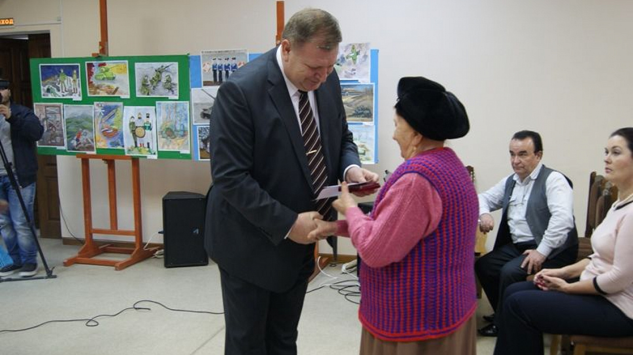 В Западном округе продолжается вручение медалей ветеранам