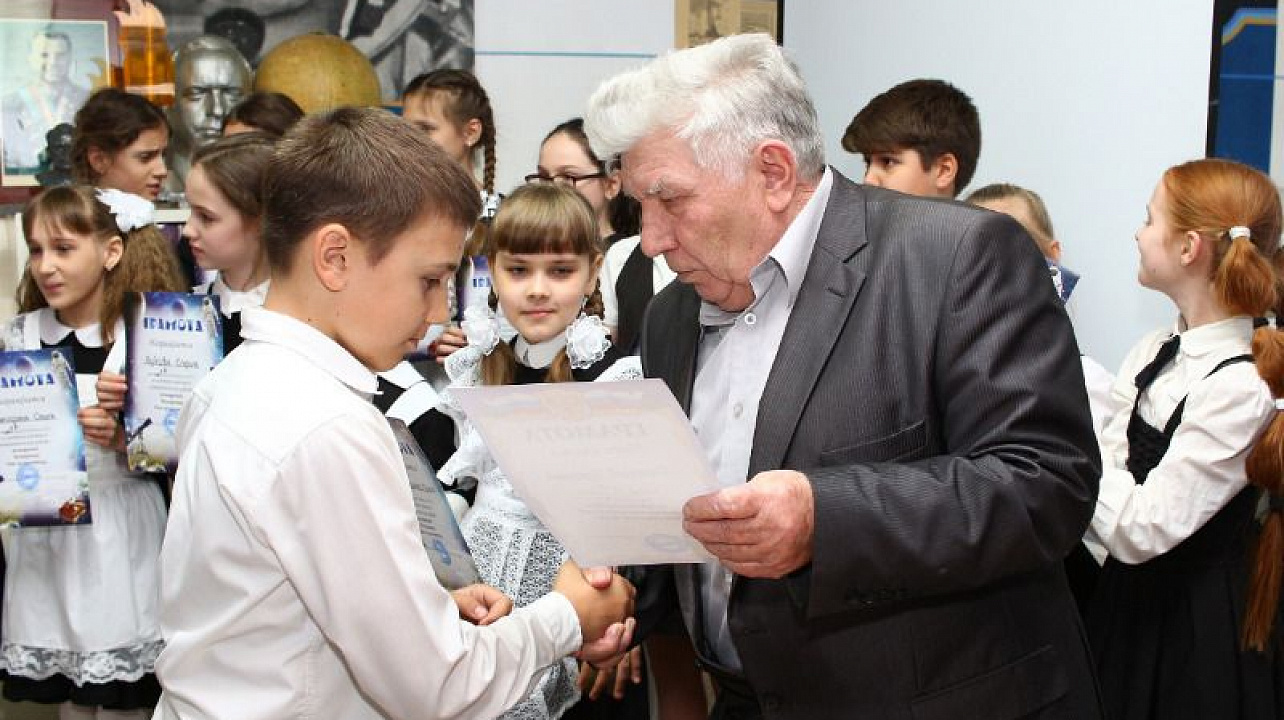 Общественники Краснодара подарили музею космонавтики уникальный фотоальбом.jpg