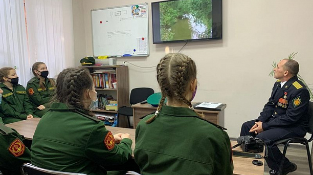 В Центральном округе прошел Урок Мужества с юнармейцами поста № 1