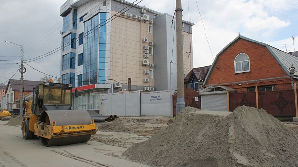 По ул. им. Тургенева в Краснодаре начали устройство нижних слоев основания дороги