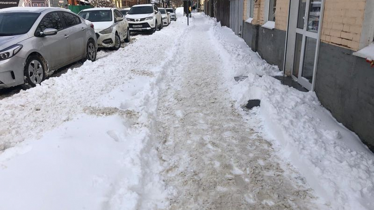 Улицы Центрального округа активно очищают от снега