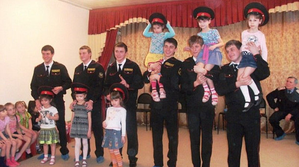 Начало дружбы между дошколятами и казаками