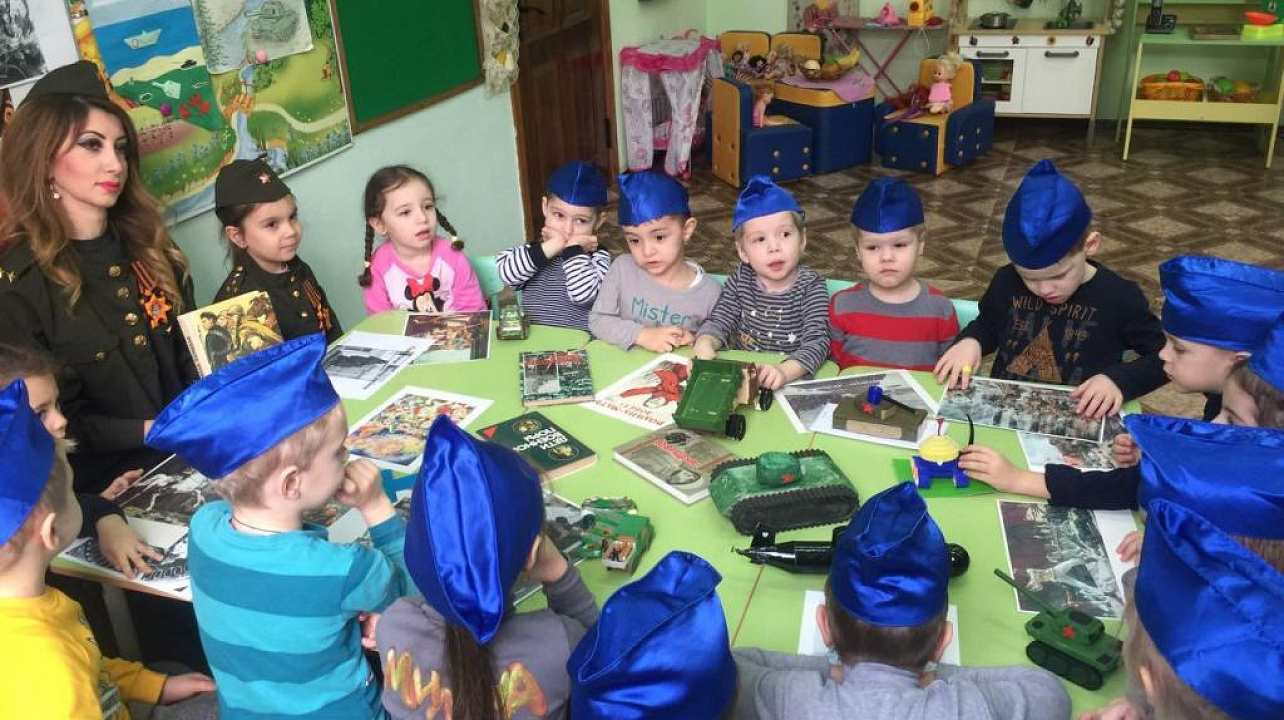 С воспитанниками детского сада Западного округа провели беседу на тему: «Прославим в веках подвиг героев»