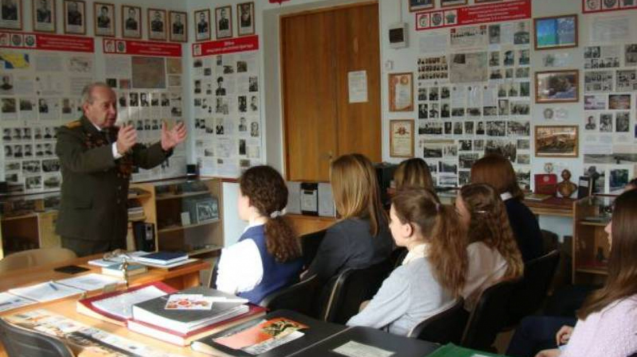 В музее боевой славы школы № 6 проходят Уроки мужества