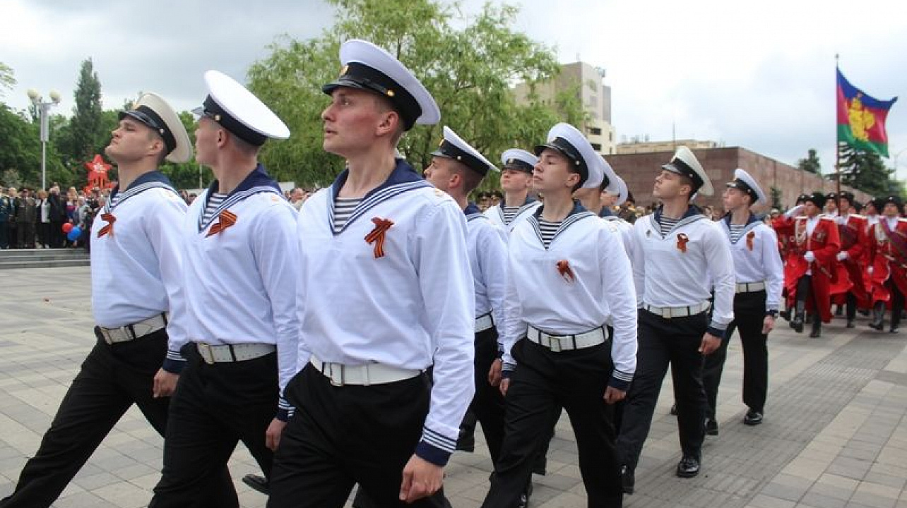 Глава администрации Центрального округа Елена Малова возложила цветы к монументам героям войны