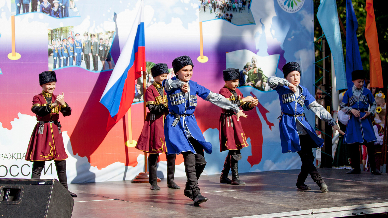 Национально-культурные объединения приняли участие в праздновании Дня России (6).jpg