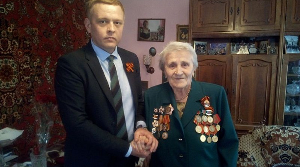 Руководство администрации Центрального округа поздравляют фронтовиков на дому